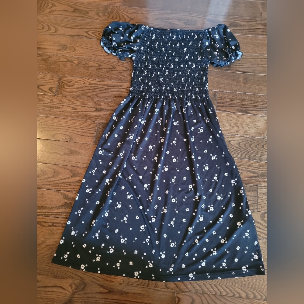 Cool Summer Dress, nice flattering shape. Wore couple times, excellent condition